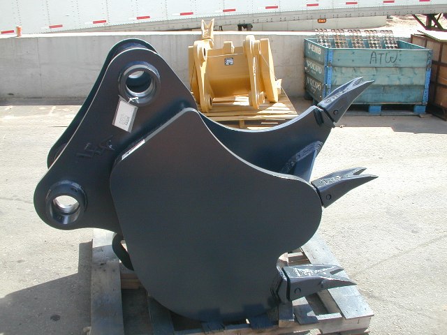 Multi-Ripper Bucket for ripping rock and frost