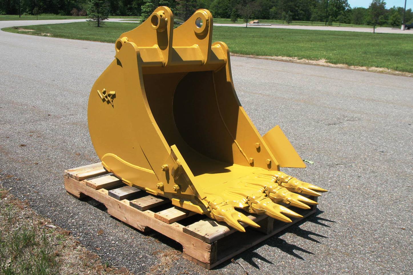 Staggered edge excavator bucket